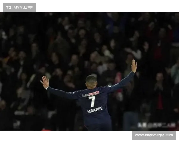 小球迷冲入场内拥抱姆巴佩，保安暖心护送离场